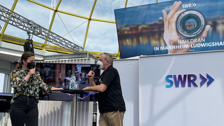 Polizeigewerkschafter Thomas Mohr zu Besuch im Gläsernen Studio auf dem Maimarkt.