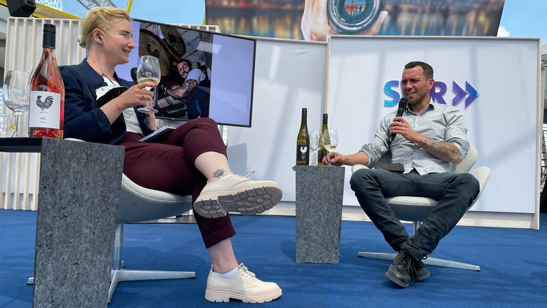 Weinverkostung auf der Bühne im Gläsernen Studio