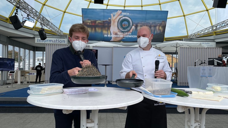 Koch vor dem Gläsernen Studio