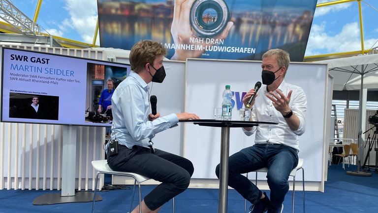 Auch Martin Seidler, SWR Moderator von Kaffee oder Tee und SWR Aktuell besucht das Gläserne SWR-Studio. Von 13 bis 14 Uhr wird er sich heute den Fragen unseres Moderators Hannes Köhle stellen.