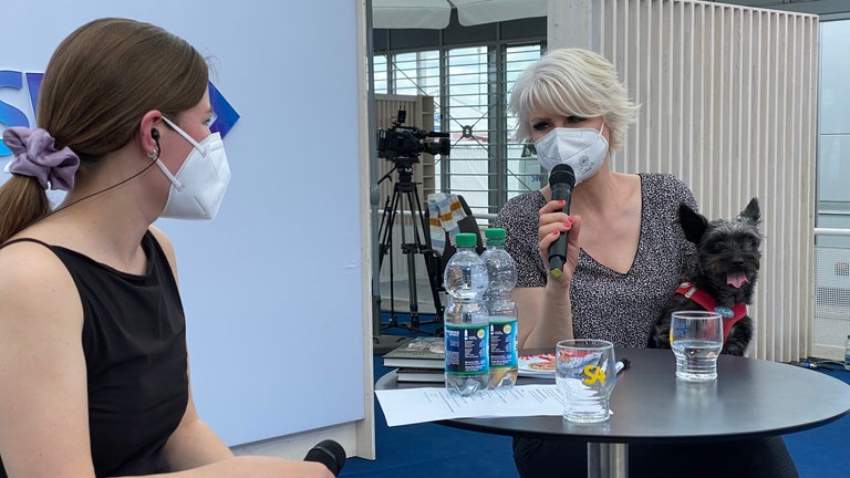 Tatjana Geßler im Gläsernen Studio auf dem Maimarkt in Mannheim. Die Tierliebhaberin lebt vegan.
