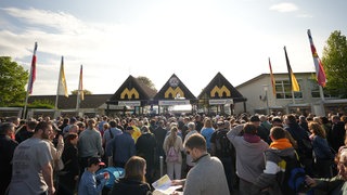 Besucherinnen und Besucher strömen auf das Maimarktgelände