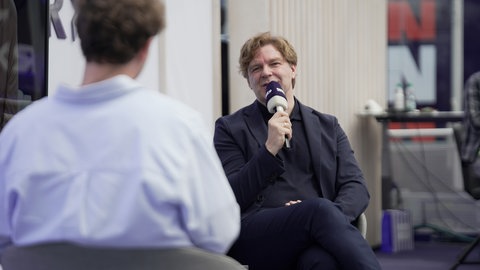 SWR-Moderator Michael Steinbrecher im Gespräch im Gläsernen Studio auf dem Mannheimer Maimarkt 2026