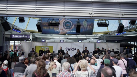 Die Band Gipsy Kings live auf der Gläsernen SWR-Bühne des Mannheimer Maimarkts.
