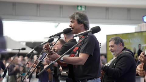 Die Gipsy Kings machen mit Gitarren Stimmung auf der SWR-Bühne auf dem Mannheimer Maimarkt.