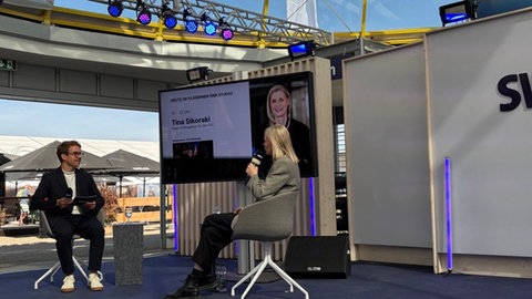 Maimarkt-Moderator Fritz Wirbitzky interviewt Tina Sikorski, Head of Delegantion (ESC)