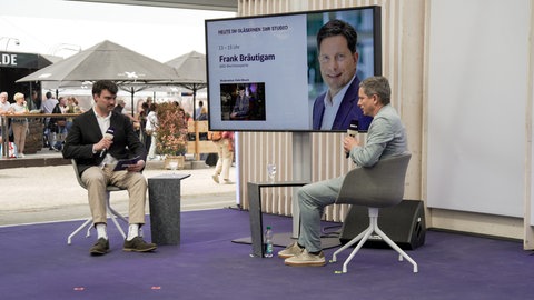 ARD-Rechtsexperte Frank Bräutigam im Gespräch im Gläsernen Studio des SWR