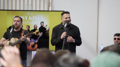 Zwei der "Gipsy Kings" bei ihrem Auftritt im Gläsernen Studio des SWR auf dem Mannheimer Maimarkt.