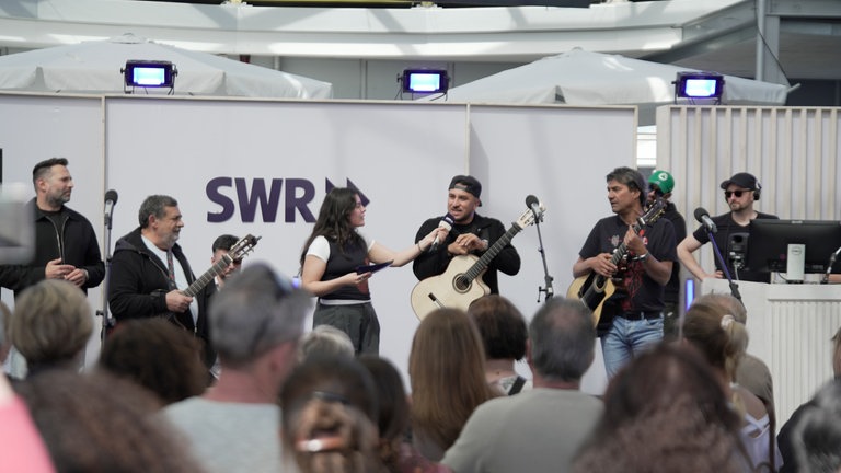 Die Gipsy Kings im SWR-Interview live auf dem Mannheimer Maimarkt.