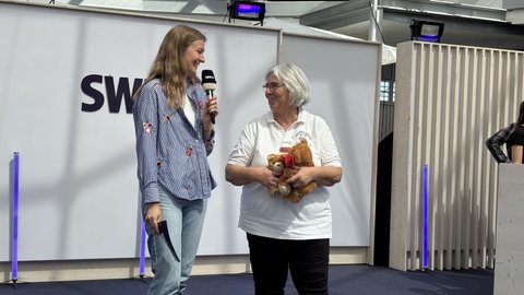 Marita Klenk vom Verein Freundeskreis Teddybär im Gespräch auf der SWR-Bühne auf dem Maimarkt 2026
