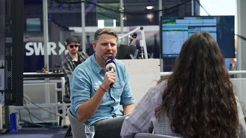 SWR-Moderator und -Reporter Tim Kirschsieper im Gespräch im Gläsernen Studio