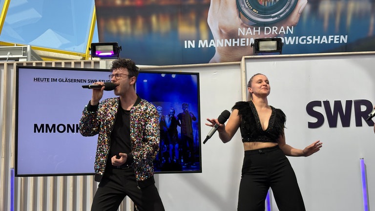Die Musical-Band MMONKS performt auf der SWR-Maimarktbühne in Mannheim.