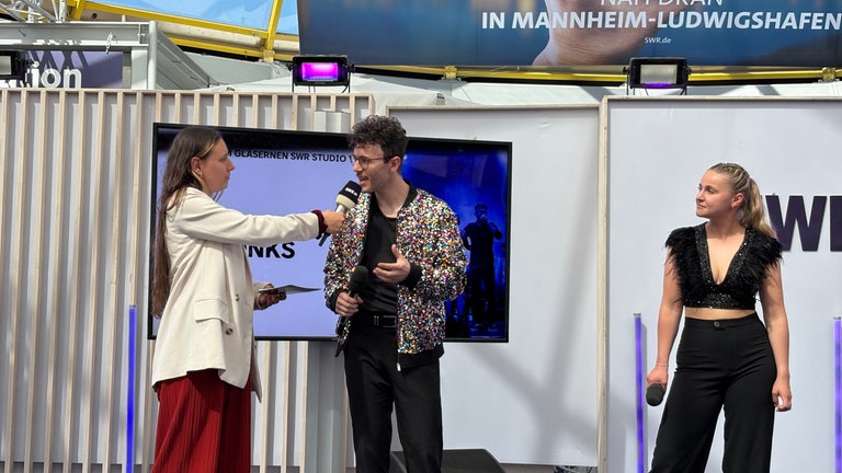 Die Musical-Band MMONKS performt auf der SWR-Maimarktbühne in Mannheim.