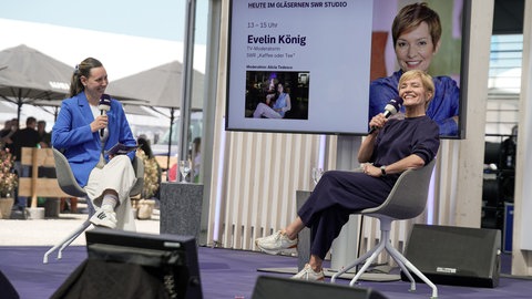 SWR-Moderatorin Evelin König im Gespräch mit Maimarkt-Moderatorin Alicia Tedesco. 