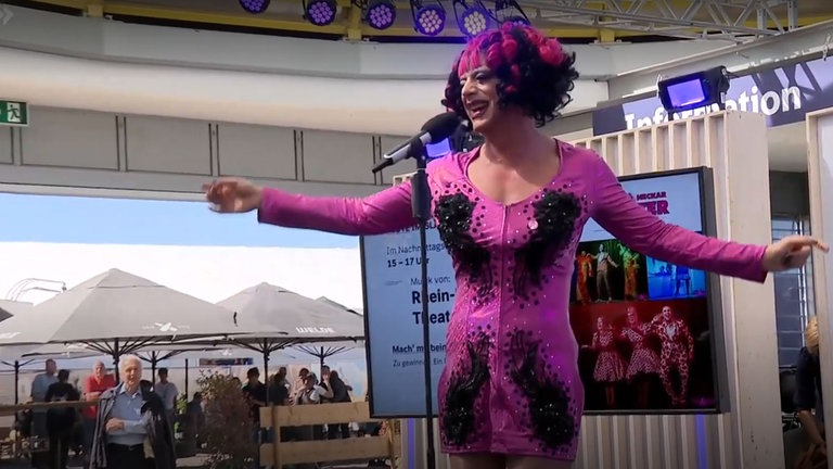 Drag Queen Céline Bouvier auf der SWR-Bühne im Gläsernen Studio auf dem Maimarkt