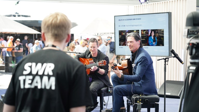 "We love to guitartain you" lautet das Motto des Gitarrenduos Alexander Kilian und Jan Pascal.