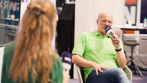 SWR4 Moderator Matthias Methner im Interview auf dem Maimarkt. 
