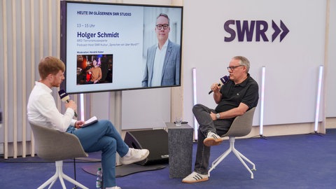 ARD Terrorismusexperte Holger Schmidt im Gespräch mit Moderator Hendrik Huber auf dem Mannheimer Maimarkt.