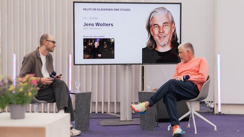 SWR1 Leute Moderator und Sportreporter Jens Wolters im Gespräch mit Maimarkt-Reporter Ben Schittler. 