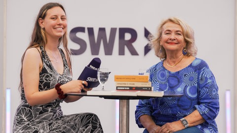 Schriftstellerin Nora Noé aus Mannheim erzählt von ihren Romanen auf der SWR-Bühne beim Maimarkt in Mannheim.