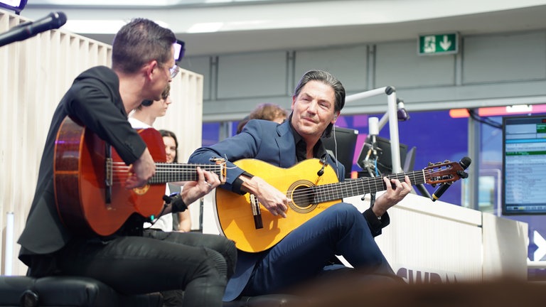 Jan Pascal (r.) lernte im Jugendalter zuerst Klavier und später dann Flamenco-Gitarre.