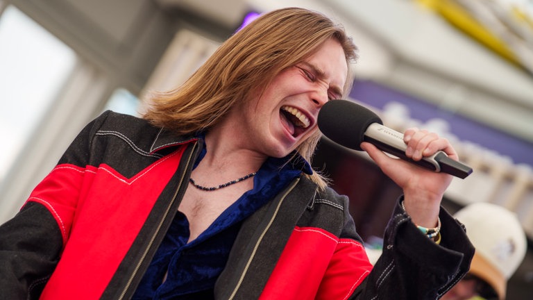 Der Sänger der Band The Paraberries live auf der SWR-Bühne auf dem Maimarkt.