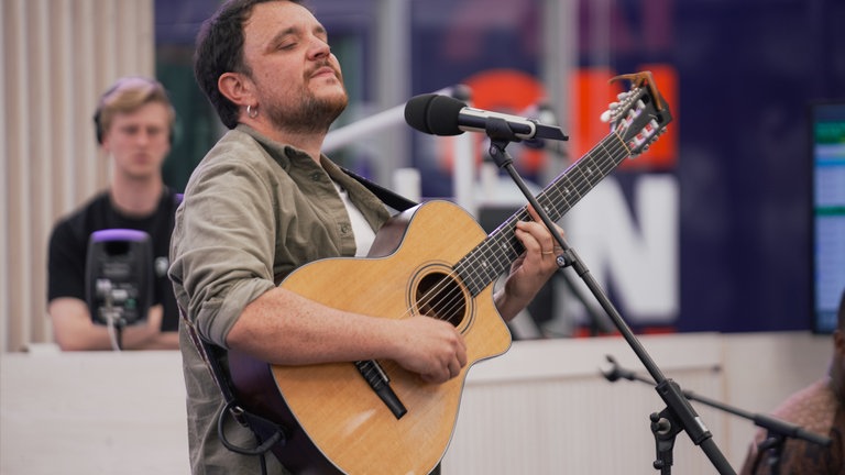 Die internationale Band Tribubu sorgt auf der SWR-Bühne im Gläsernen Studio mit ihrer spanischen Musik für gute Stimmung beim Publikum.