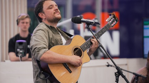 Die internationale Band Tribubu sorgt auf der SWR-Bühne im Gläsernen Studio mit ihrer spanischen Musik für gute Stimmung beim Publikum.
