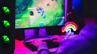 Ein Gamer sitzt vor einem PC und zockt.