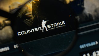 Das Counter-Strike Logo auf einem Bildschirm.