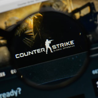 Das Counter-Strike Logo auf einem Bildschirm.