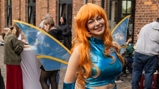 Eine Frau in einem Cosplay-Kostüm.