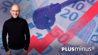 Plusminus Host David Ahlf vor Geldscheinen und einem Stecker. Die Spritpreise sind erst der Anfang: Die Hintergründe zu Inflation und Lieferketten, was uns noch bevorsteht und wie wir damit umgehen.  