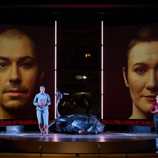 Uraufführung der Oper „Malina“ mit Valer Sabadus (Malina) und Larisa Akbari (Ich)