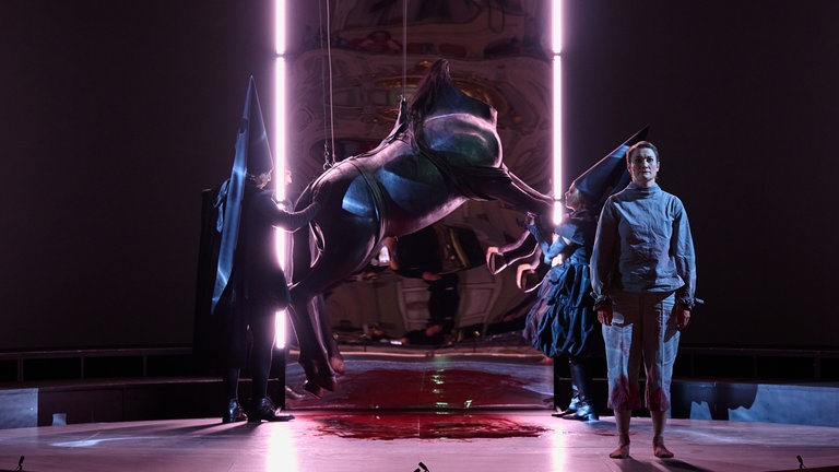 Szene aus der Uraufführung der Oper „Malina“ mit Larisa Akbari (Ich)