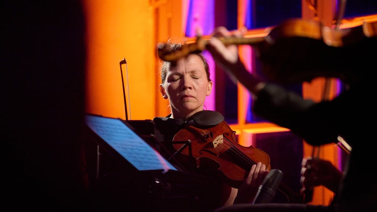 Geigerin Annette Walther während der „Rock Lounge“ des Signum Quartetts am 1. Mai 2026 in der Schwetzinger Orangerie