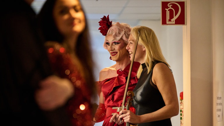 Eine der Queens of Mannheim und Geigerin Myrthe Helder vor ihrem Auftritt in der Produktion „CarMEN“ am 15. Mai 2026