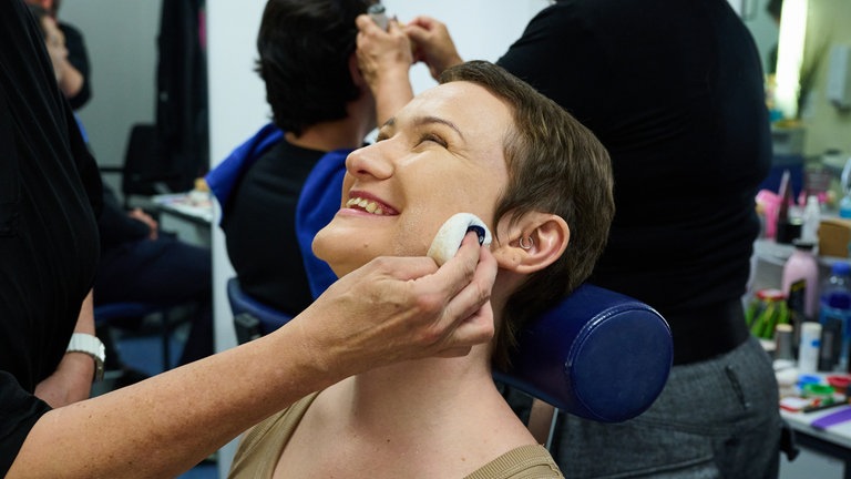 Sopranistin Larisa Akbari in der Maske zur Uraufführung von „Malina“