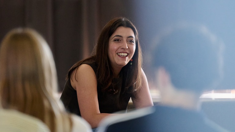 Pianistin Sophie Pacini (Residenzkünstlerin) bei einem Schulbesuch am 21. Mai 2026 im Rahmen des Musikvermittlungsprogramms „Mittendrin“ der Schwetzinger SWR Festspiele