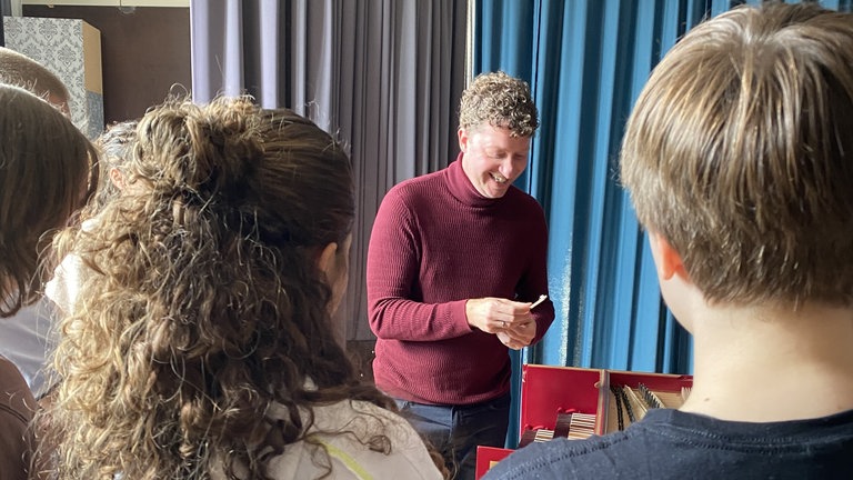 Cembalist und Dirigent Jörg Halubek (Residenzkünstler) bei einem Schulbesuch am 19. Mai 2026