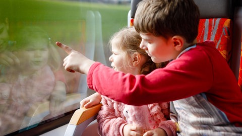 So kommst du sicher und klimafreundlich ans Ziel. ARD-Mitmachaktion #besserBahnfahren Bild: Adobe Stock
