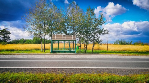 Eine Haltestelle auf dem Land. Wie sind Sie an den ÖPNV angebunden? Jetzt mitmachen bei #besserBahnfahren!