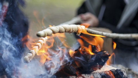 In der Nacht gegen die Einsamkeit kann man auch gemeinsam nur am Feuer zusammensitzen. 