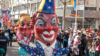 Die für den Mainzer Rosenmontagszug typischen "Schwellköppe".