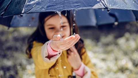 Mädchen mit Regenschirm