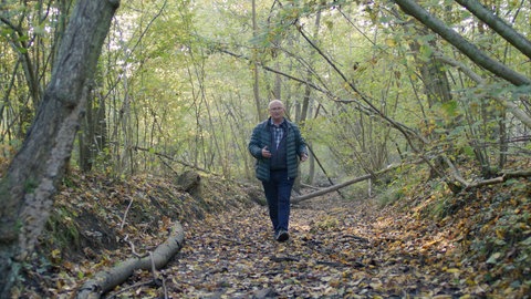 Grundwasserökologe Dr. Hans Jürgen Hahn läuft durch einen ausgetrockneten Bach im Wald