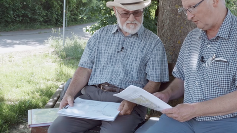 Hermann Seufer und Dr. Hans Jürgen Hahn schauen sich Dokumente an. Bild: Diwafilm