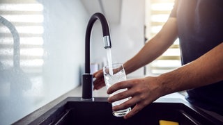 Wasser aus dem Wasserhahn Bild:Adobe Stock 