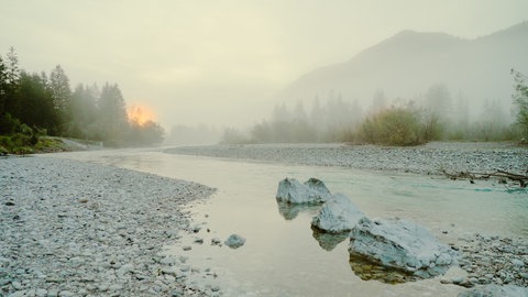 Die Isar im Karwendelgebirge, einer der wenigen deutschen Naturflüsse in gutem ökologischen Zustand. Zu sehen in der ARD Story „Unsere Flüsse – Wie retten wir Deutschlands Lebensadern?“