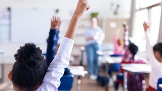 Kinder in einem Klassenraum